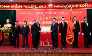 Vietnam Cooperative Alliance receives the First-Class Labor Medal