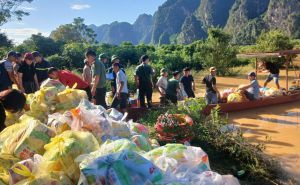 Chung tay vượt qua bão lụt – Góp sức vì cộng đồng Chung tay vượt qua bão lụt – Góp sức vì cộng đồng