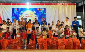 Đoàn Mặt trận Tổ quốc, các đoàn thể Trung ương trao tặng nhiều phần quà Trung thu trị giá 165 triệu đồng tới thiếu nhi tỉnh Tuyên Quang Đoàn Mặt trận Tổ quốc, các đoàn thể Trung ương trao tặng nhiều phần quà Trung thu trị giá 165 triệu đồng tới thiếu nhi tỉnh Tuyên Quang