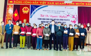 Ngân hàng Hợp tác xã Việt Nam - Chi nhánh Nghệ An trao 50 triệu đồng quà Tết ở Tương Dương