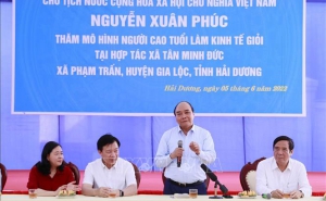Chủ tịch nước Nguyễn Xuân Phúc thăm, tặng quà mô hình người cao tuổi làm kinh tế giỏi
