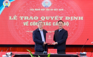Lễ công bố trao quyết định nghỉ hưu đối với Chánh Văn phòng Liên minh Hợp tác xã Việt Nam