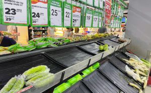 Người dân đến siêu thị mua hàng tăng mạnh Người dân đến siêu thị mua hàng tăng mạnh