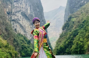 Hà Giang: Các hộ kinh doanh cam kết chỉ cho thuê trang phục dân tộc truyền thống của Việt Nam