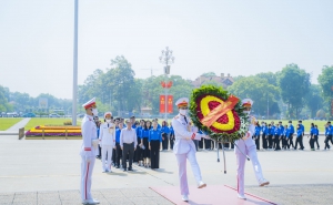 Đoàn Thanh niên dâng hương Lăng Chủ tịch Hồ Chí Minh