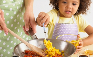 10 lỗi cha mẹ thường mắc khi cho con ăn uống