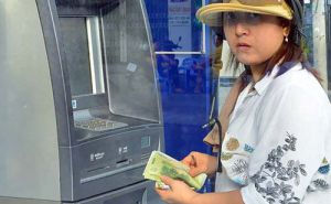 Ngộp thở với phí ngân hàng Ngộp thở với phí ngân hàng