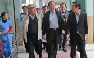 Trưởng ban Tổ chức T.Ư Tô Huy Rứa thăm ông Nguyễn Bá Thanh