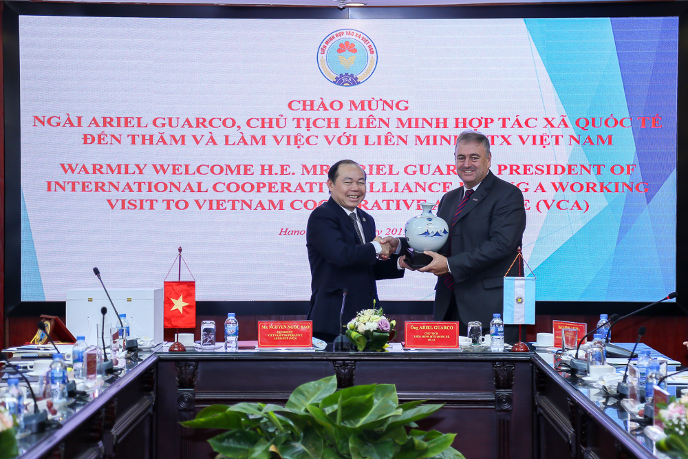 Chủ tịch Nguyễn Ngọc Bảo tặng quà kỉ niệm ông Ariel Guarco