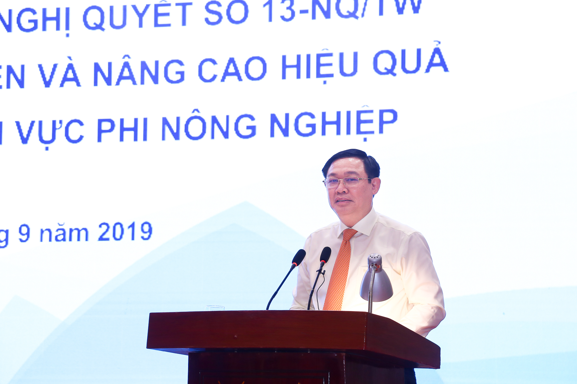 Đồng chí Vương Đình Huệ, Ủy viên Bộ Chính trị, Phó Thủ tướng Chính phủ, Trưởng ban Chỉ đạo đổi mới phát triển kinh tế tập thể, HTX phát biểu chỉ đạo hội nghị