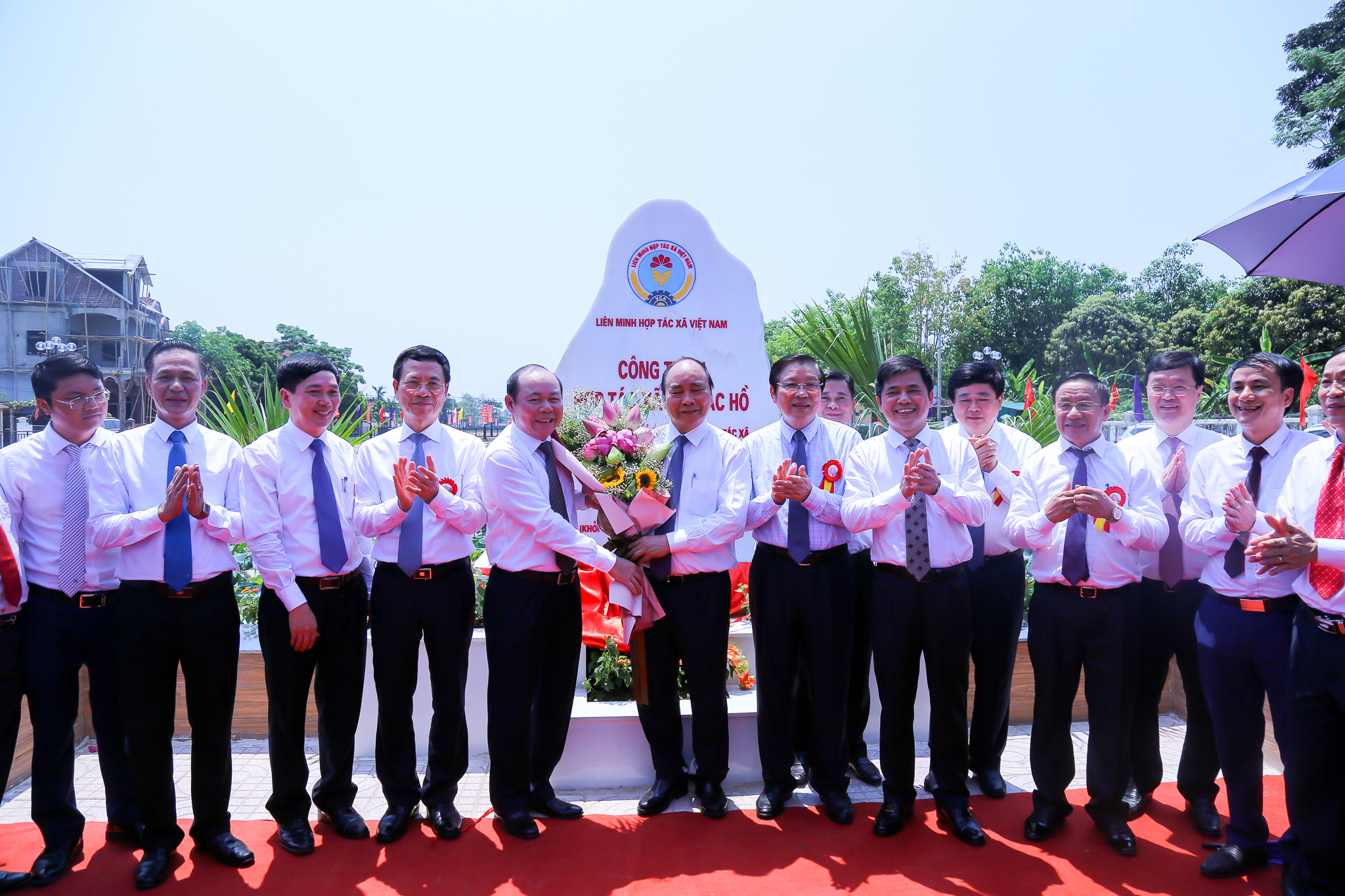 Chủ tịch Nguyễn Ngọc Bảo tặng hoa Thủ tướng Nguyễn Xuân Phúc tại Lễ khánh thành công trình Hợp tác xã với Bác Hồ
